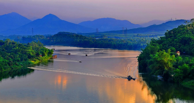 Sông Hương: Sông Hương là một trong những sông quan trọng và đẹp nhất Việt Nam. Với những khung cảnh tuyệt đẹp về sông Hương, bạn sẽ có một trải nghiệm khó quên khi tìm hiểu về lịch sử và văn hóa của đất nước.